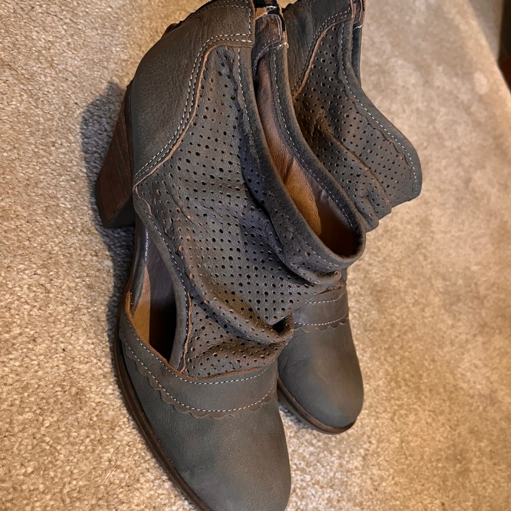 Stylish Dkode Gray Leather Ankle Boots